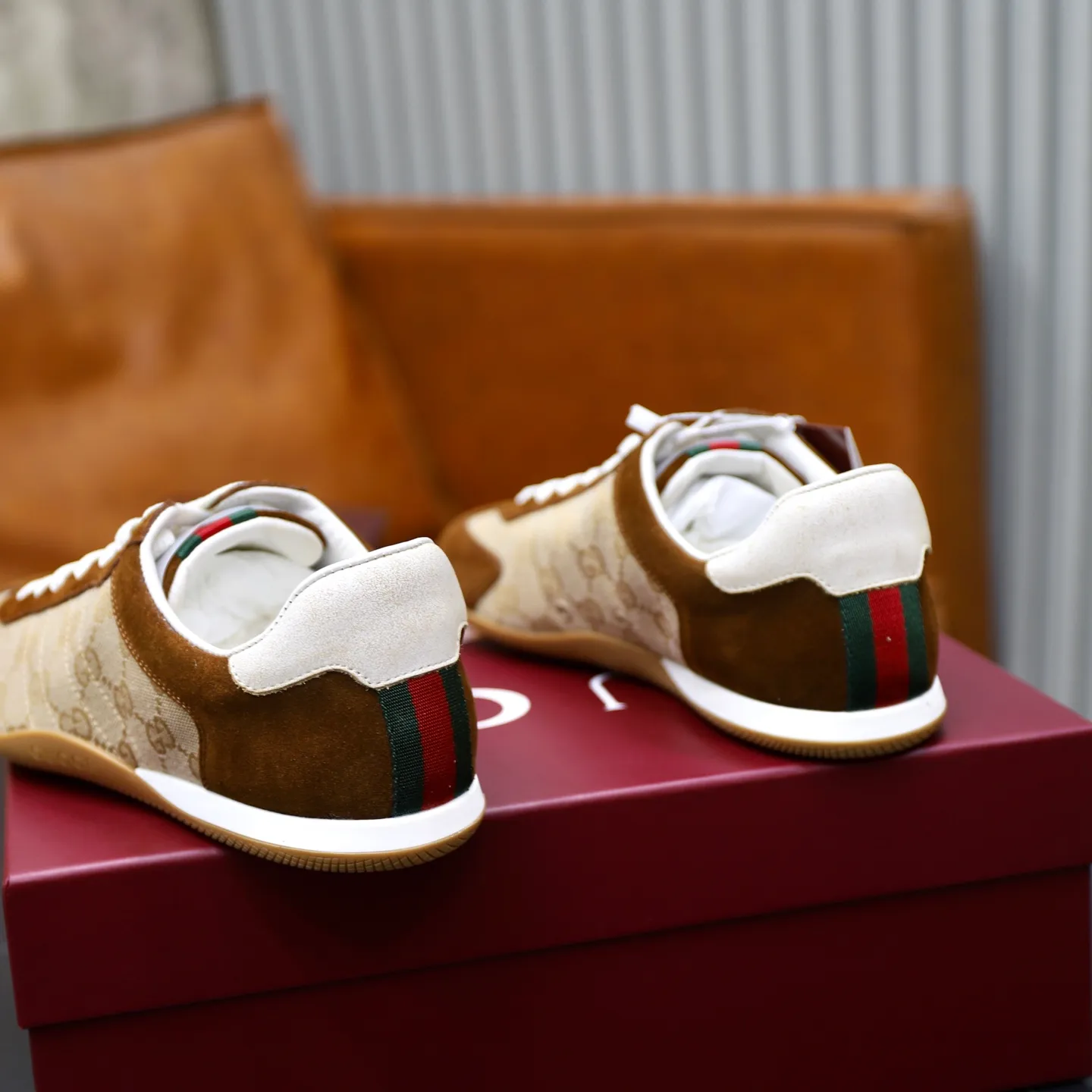 Ex-factory price: 580💰💰Gucci Shift series couple's sports shoes ❗❗ The Gucci Shift series is newly launched, with a lightweight design that reinterprets sports style. The neat silhouette adds a sense of freedom and exudes sophistication when moving. The webbing detail runs like an endless ribbon throughout the design, and the side seam details add a finishing touch. ❗Original development ❗Washed effect cowhide upper ❗Two-color Tpu outsole ❗Size: Female 35-41 Male 39-45